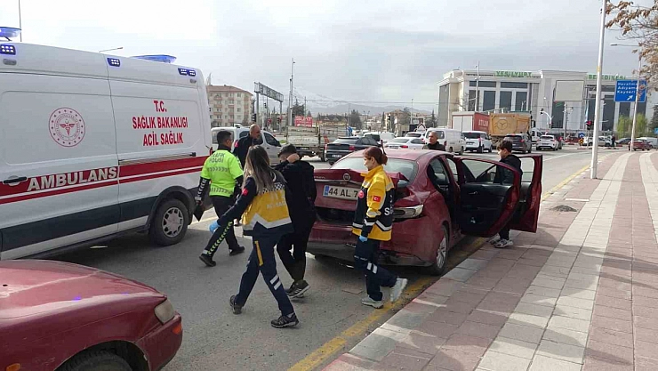Malatya'da Alkollü Sürücü Dehşeti: Işıkta Bekleyen Araçlara Çarptı!