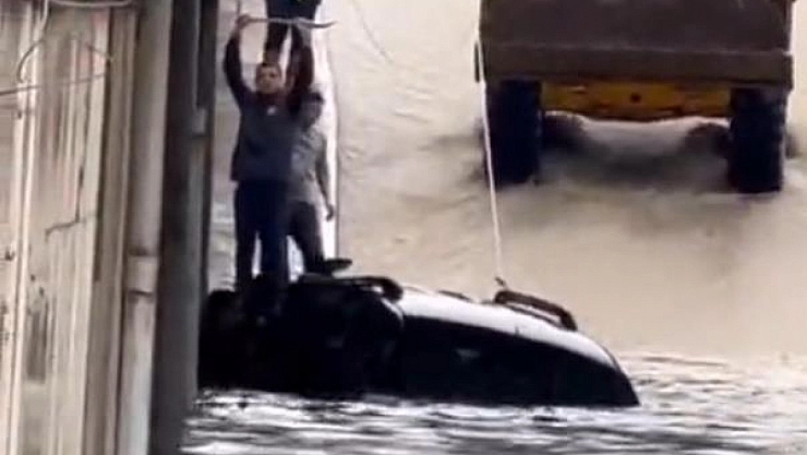 Alt geçidi su bastı: Araçta mahsur kalan sürücü kurtarıldı