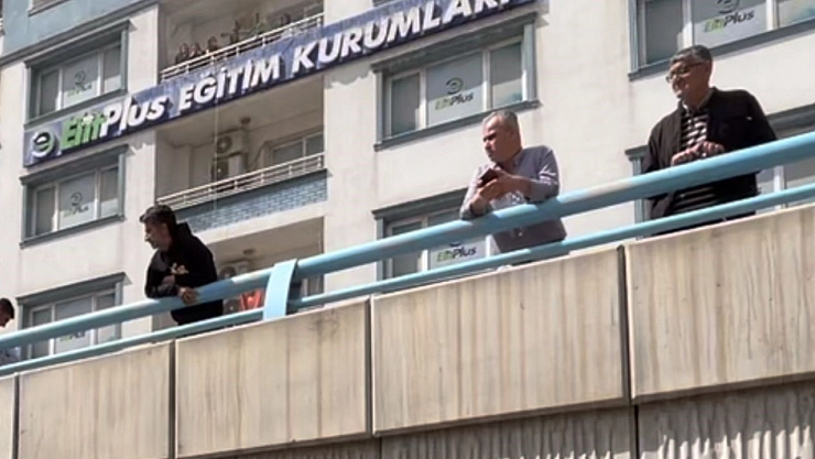 Alt geçitte yaşanan kazayı film gibi izlediler