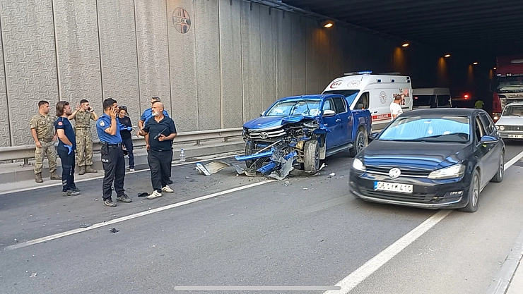 Alt geçitte zincirleme kaza: Aralarında askerler de var!