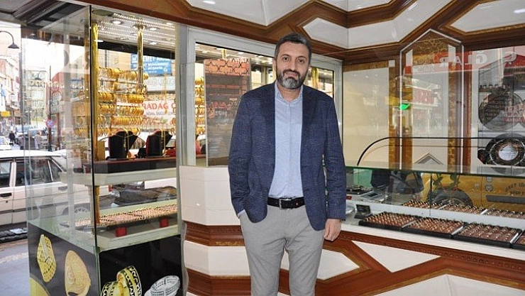 Altın için gözler pakette