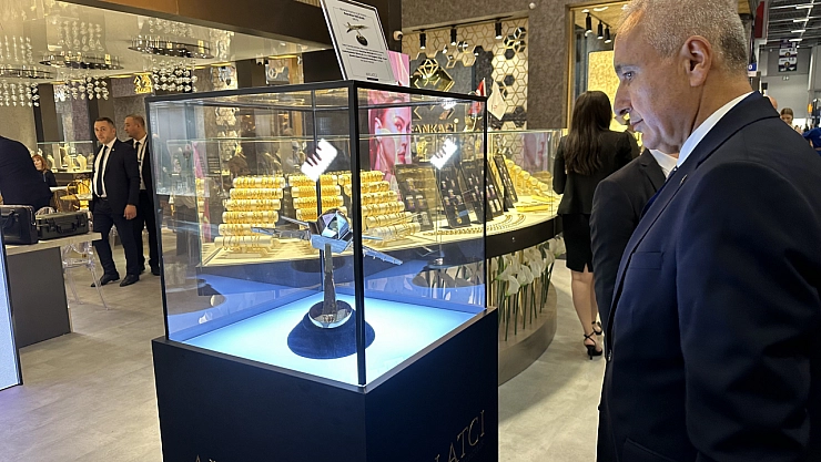 Altın maketi mücevher fuarında parlıyor