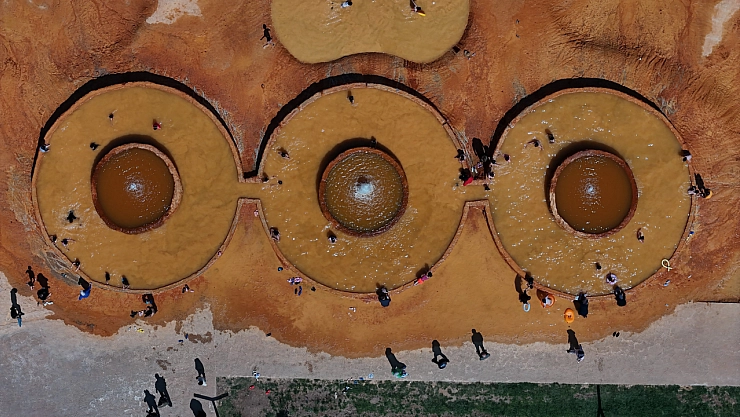 Altın sarısı rengiyle kendine hayran bırakan travertenler ziyaretçilerini ağırlıyor