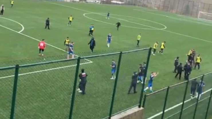 Malatya'da Amatör Maçta Saha Karıştı