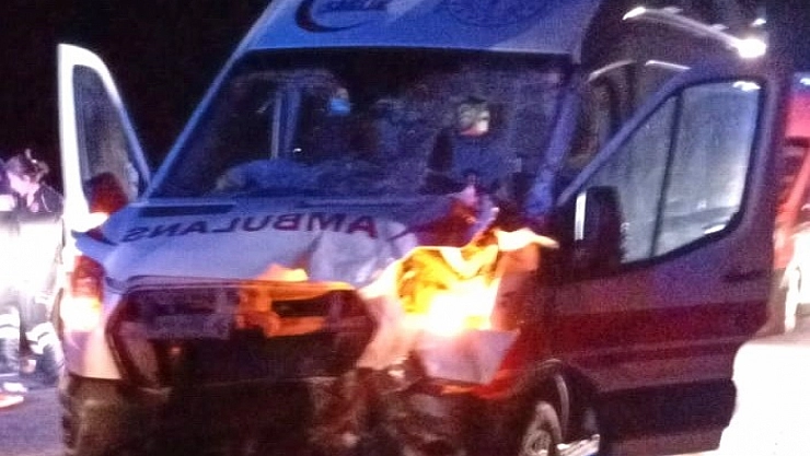Ambulans traktörle çarpıştı