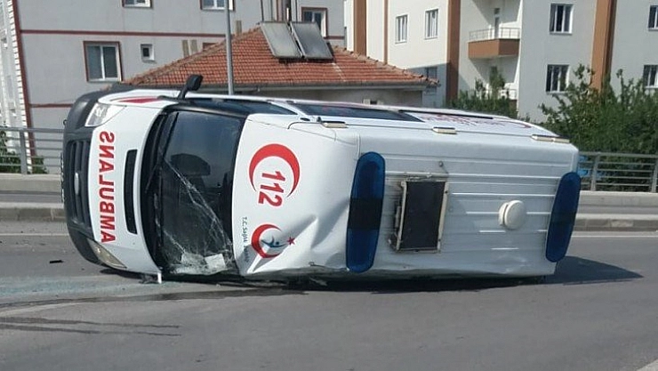 Ambulans yan yattı