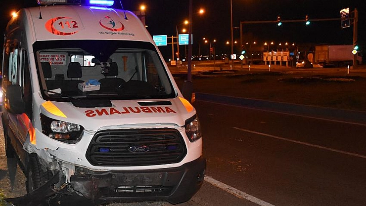 Ambulans ile otomobil çarpıştı