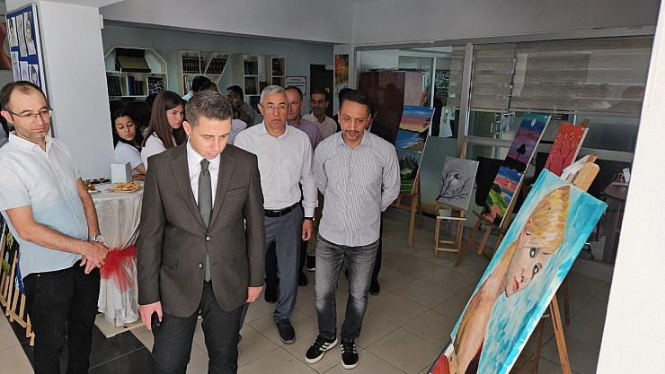Anadolu Lisesi'nde açılan resim sergisi tam not