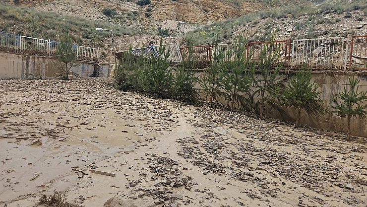 Aniden bastıran dolu okulda hasara neden oldu