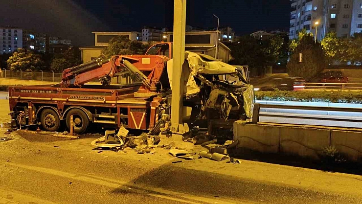Ankara'da kontrolden çıkan vinç bariyerlere çarptı