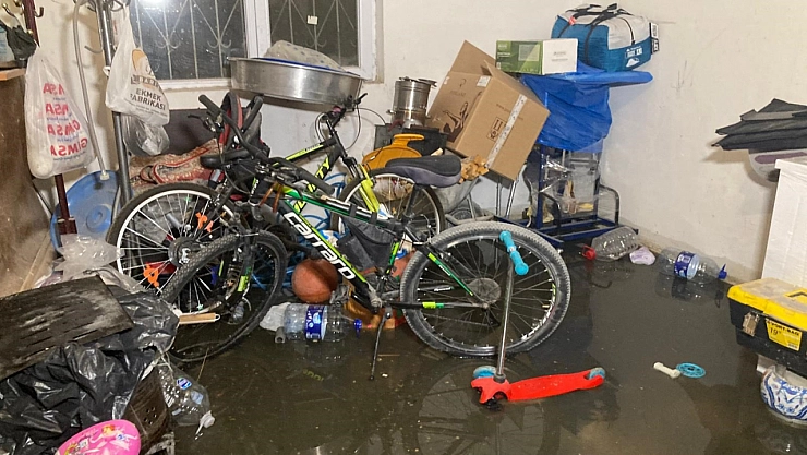 Ankara'da sağanak yağış etkili oldu... Yollar göle döndü, evleri su bastı