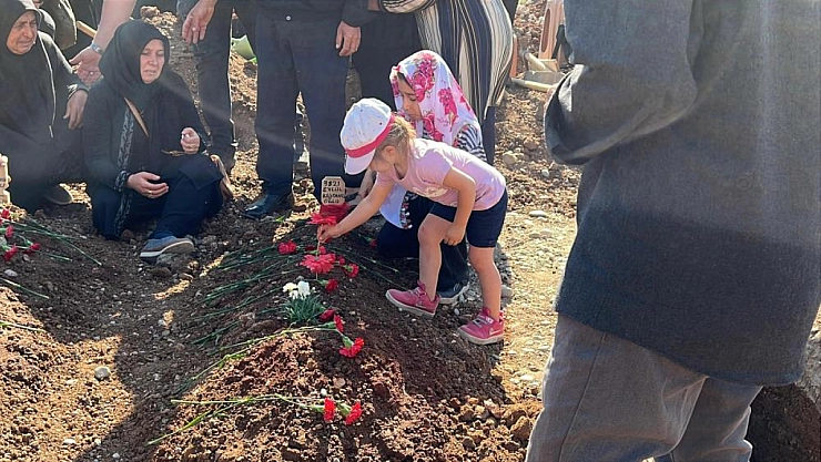 Anne ve çocuklarına gözyaşlarıyla veda