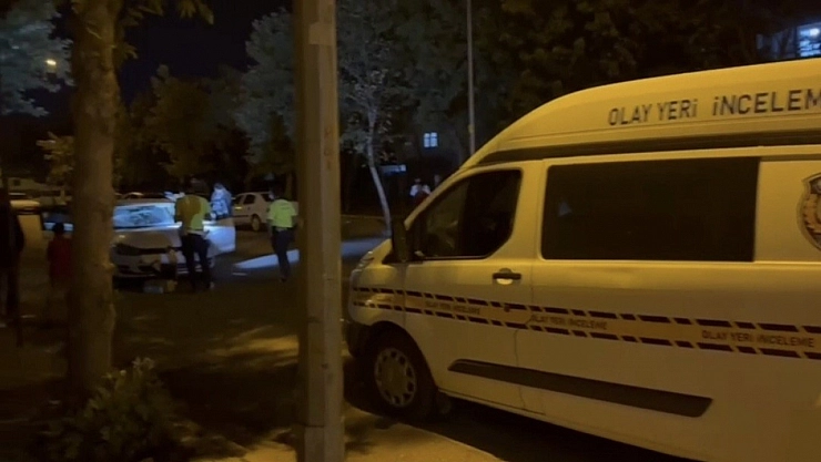 Anne ve kızına araç çarptı