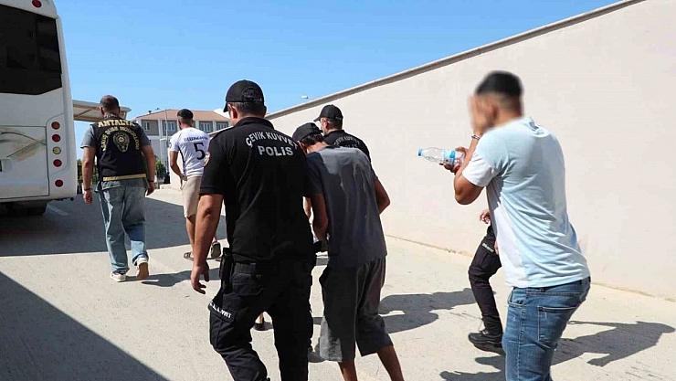 Eş zamanlı düzenlenen operasyonda 80 aranan şahıs yakalandı