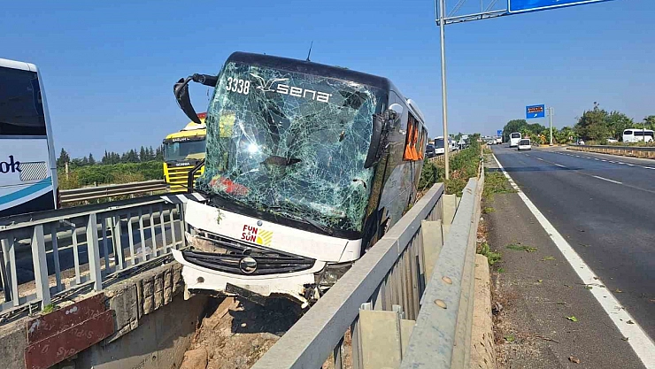 Kaza yapan tur otobüsü, köprüden düşmek üzereyken durabildi