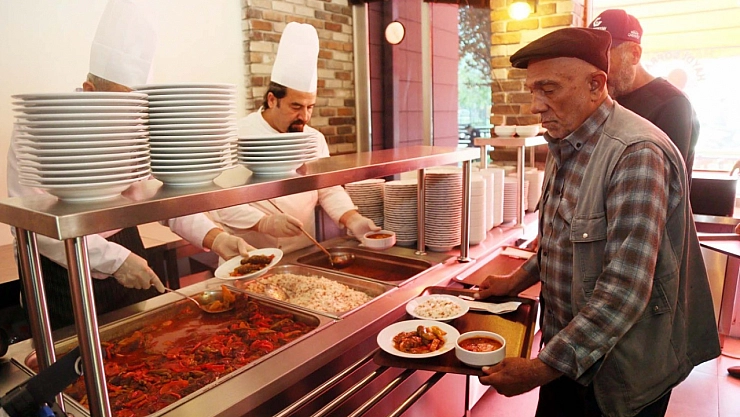 Antepli 4 çeşit yemeği 40 TL'ye yiyor Malatyalı tavuk dürüme 100 TL veriyor 