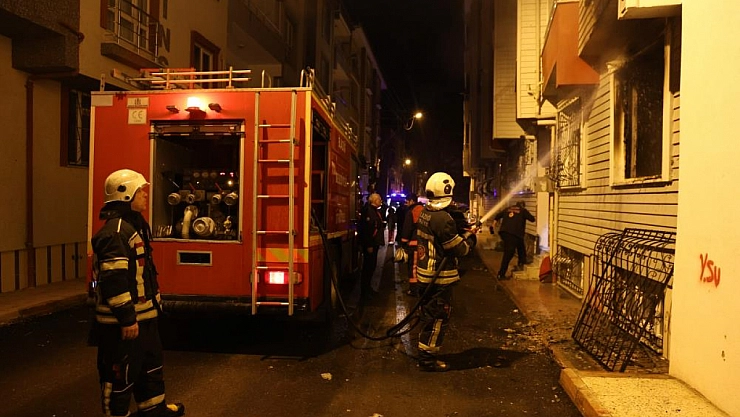 Apartman dairesinde yangın: 2 kişi dumandan etkilendi