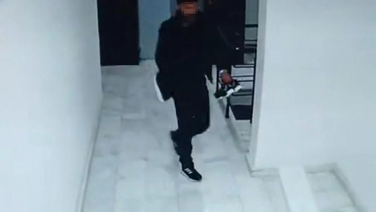 Apartmana giren hırsız ayakkabıları çaldı