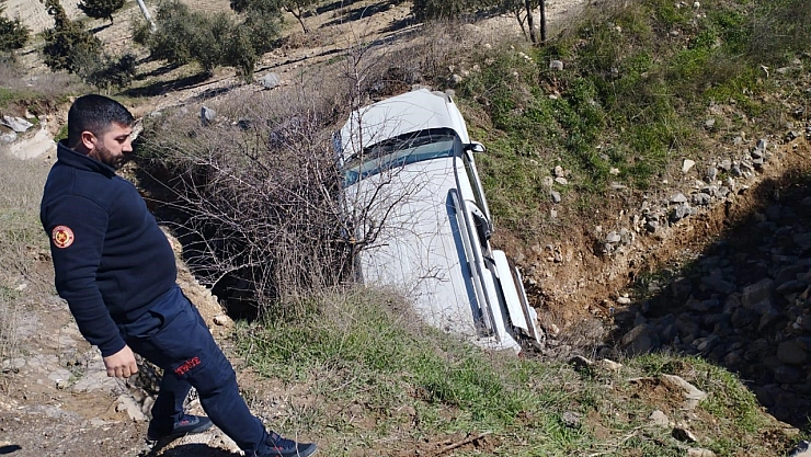 Araç şarampole devrildi