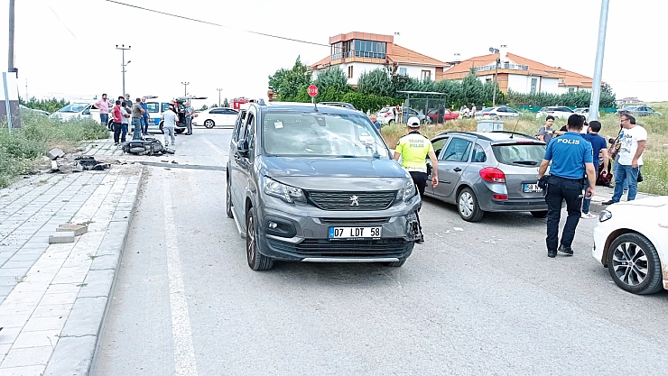 Aracın altında sıkışan sürücü kurtarıldı