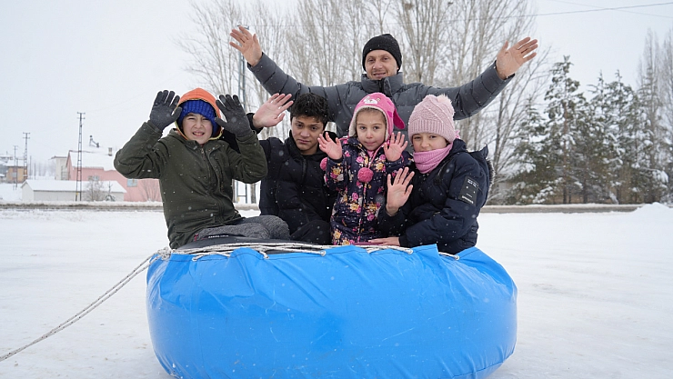 Aracının arkasında çocuklarına ve yeğenlerine kayak keyfi yaşattı