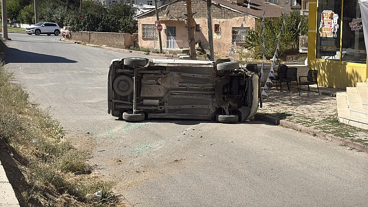 Araçlardan biri yoldan çıkıp devrildi, kazada yaralanan olmadı