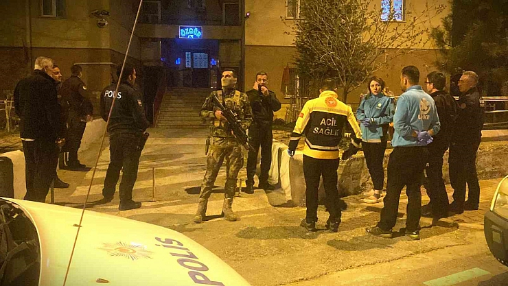 Aranan şahıs ailesini rehin aldı,