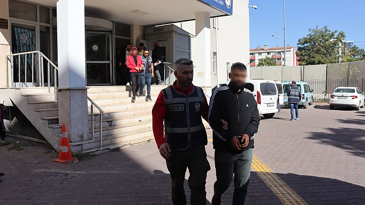 Aranan şahıslara eş zamanlı operasyon