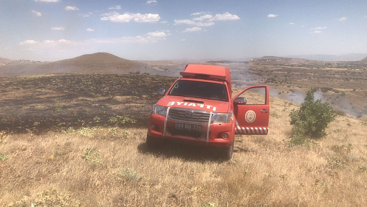 Arguvan'da 700 dönümlük alanda anız yangını