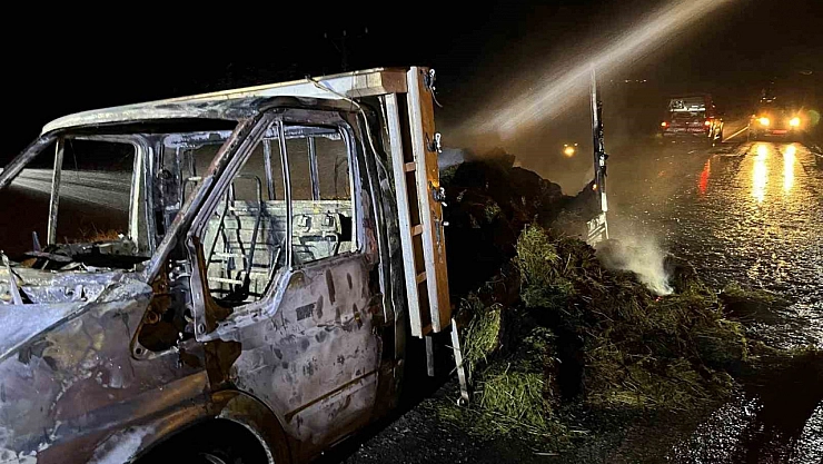 Arguvan'da kamyonet alev alev yandı