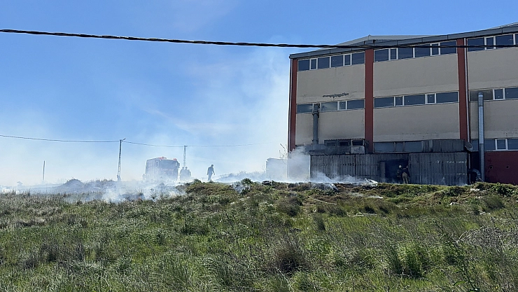 Arnavutköy'de fabrika deposunda korkutan yangın