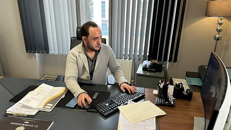 Aşık oldu, sosyal medyada dolandırıldı