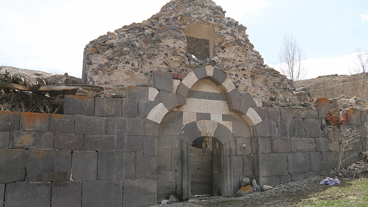 Asırlık kilise harabeye döndü
