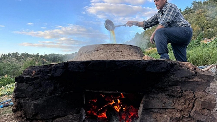 Atadan kalma yöntemle pekmez üretiyorlar