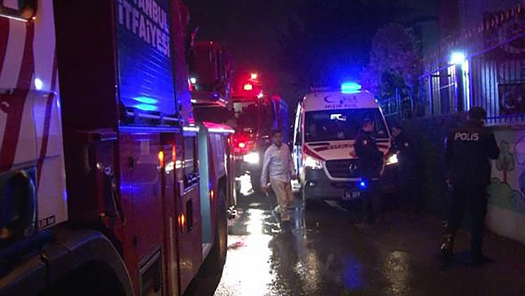 Ataşehir'de 4 katlı binada yangın!