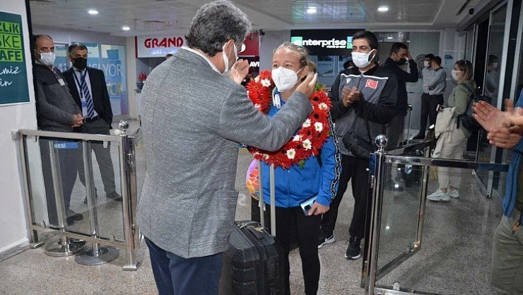 Avrupa Şampiyonu çiçeklerle karşılandı