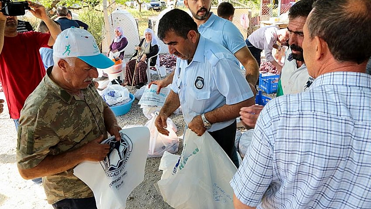 Kasap önlüğü ve et poşeti dağıttılar 