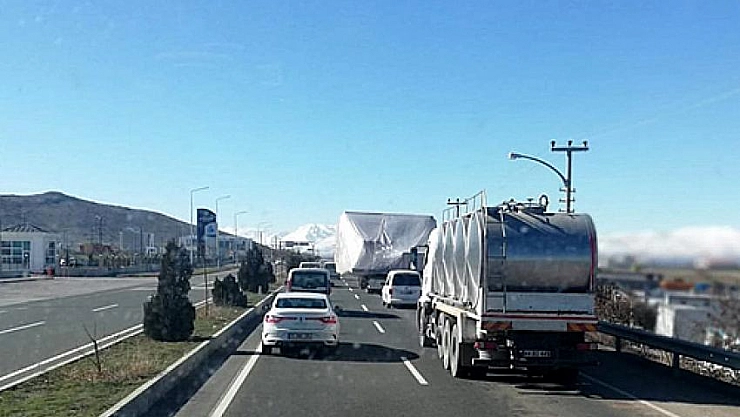 Yolu trafiğe kapattı 
