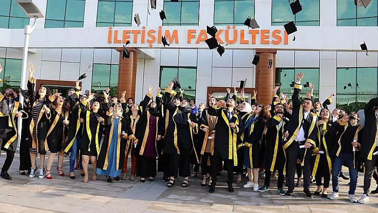 İletişim Fakültesinde mezuniyet coşkusu 