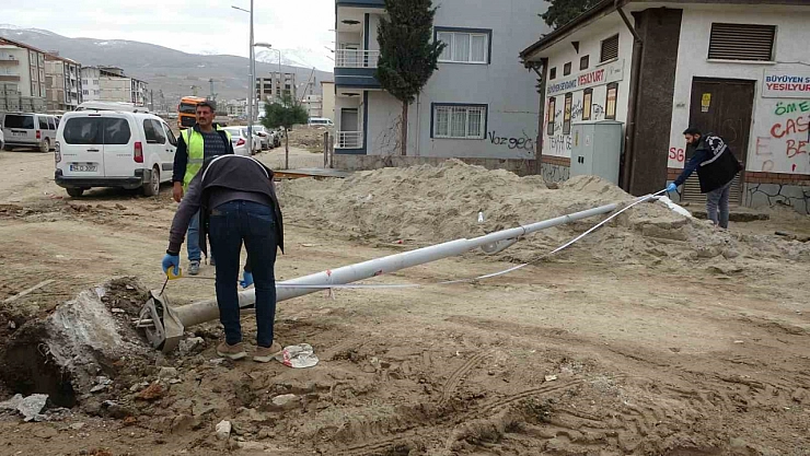 Malatya'da şantiyede kaza: Direk işçinin üzerine düştü!