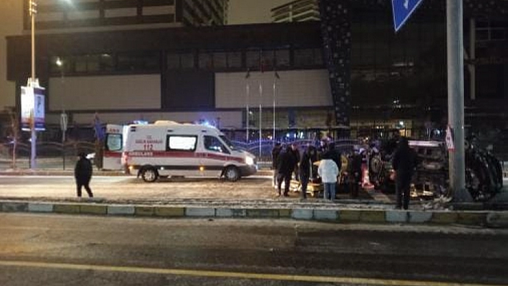 Aydınlatma direğine çarpan cip yan yattı