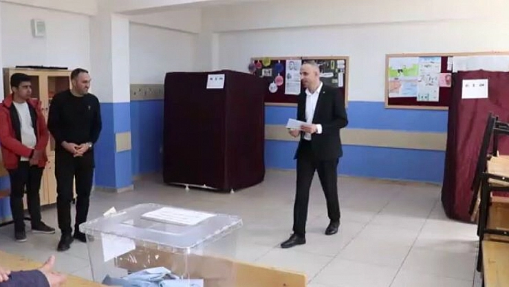 Ayetullah Geçen Oyunu Kullandı