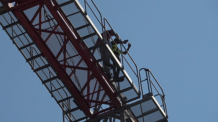 Kule vincin tepesinde eylem yaptılar