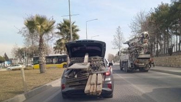 Bagaja yüklediği tahtalarla trafiği tehlikeye attı