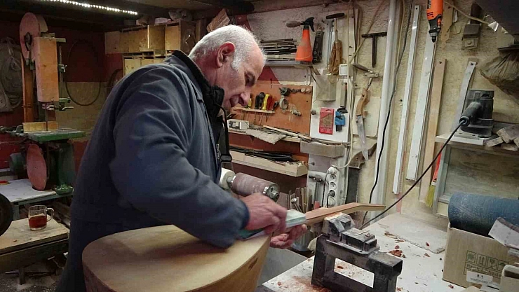 Bağlama tutkusu ömrüne yayıldı: Malatya'da bir ustanın sazla yolculuğu