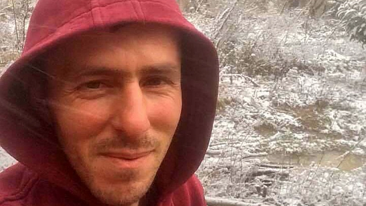 Bahçesine giren sürünün çobanını öldürdü