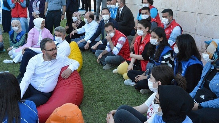 Bakan Kasapoğlu gençlerle