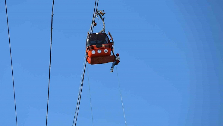 Teleferiktekiler kurtarıldılar..