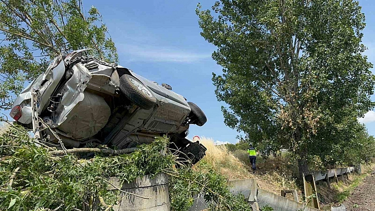 Balıkesir'de takla atan otomobil kanala uçtu