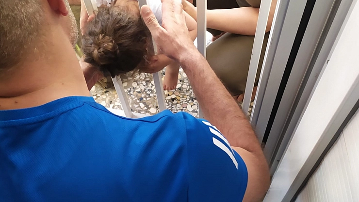 Balkon demirlerine sıkışan bebeği sağlık ekipleri kurtardı
